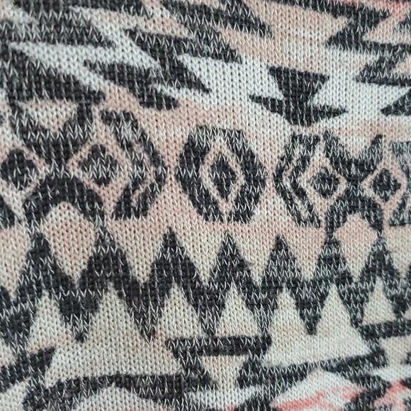 Item #25 Aztek 3/4 sleeve top - Picture 3 of 4